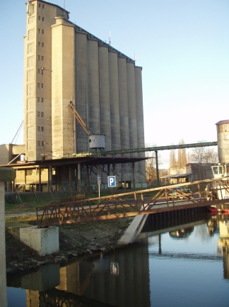 Pohled na silo odbytového družstva Brassica